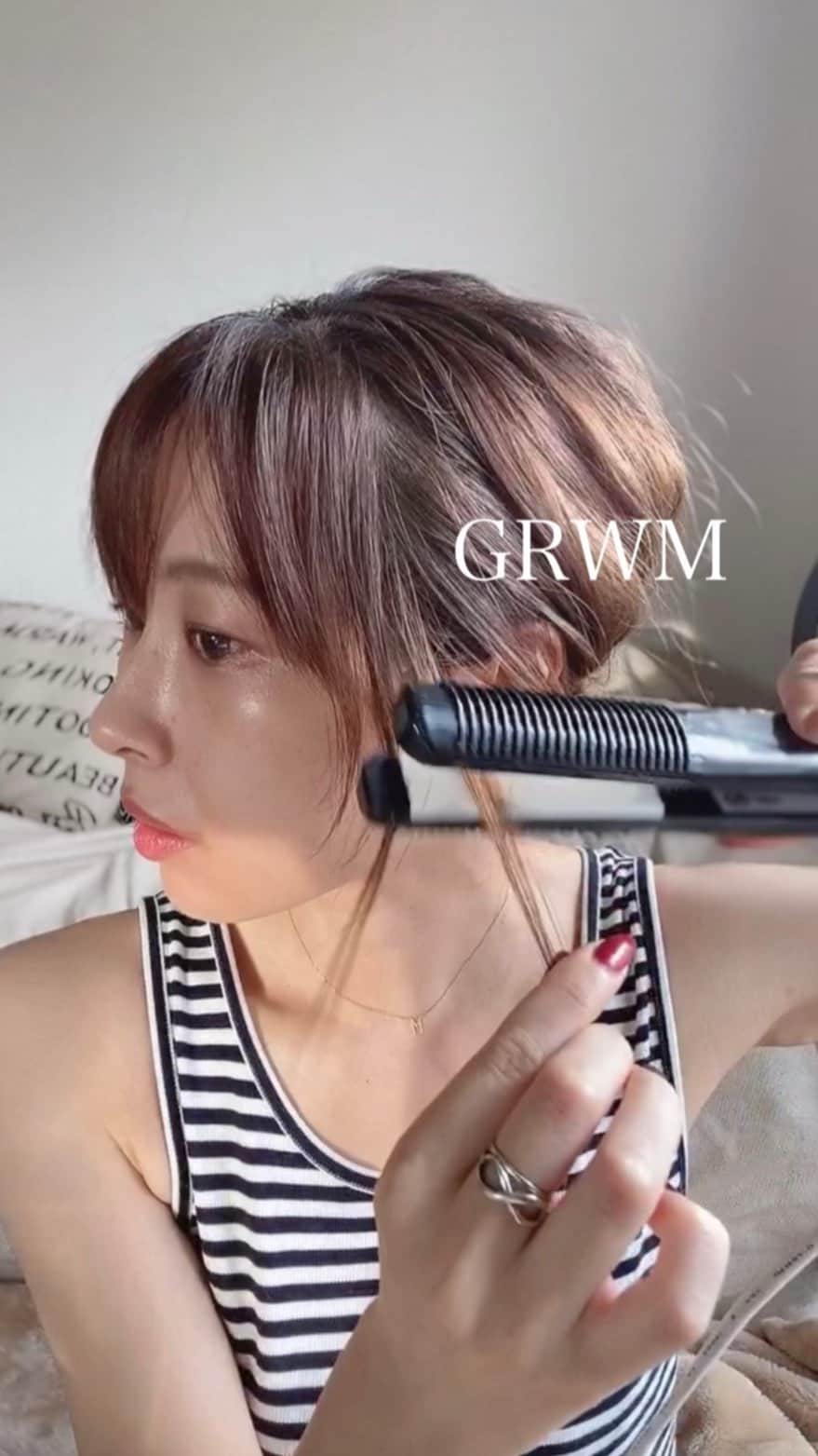 のインスタグラム：「.﻿ #grwm ☀︎﻿ 朝は @simplisse_official の化粧水で﻿ 拭き取るところから１日が始まります✨﻿ ぐしゃぐしゃの寝癖でも#おだんごヘア にすれば﻿ 何とかなる！それに、顔まわりの#おくれ毛 に﻿ ニュアンスを出せたら十分です🙆‍♀️﻿ ﻿ だんだん﻿ スッピン投稿に抵抗がなくなってきた…﻿ いいのだろうか😅﻿ ﻿ ﻿ ﻿ #getready ﻿ #getreadywithme ﻿ #30代ヘアスタイル ﻿ #30代メイク﻿ #30代スキンケア﻿ #30代美容﻿ #コスメ好きさんと繋がりたい ﻿ #美容好きな人と繋がりたい ﻿ #セルフアレンジ#ヘアアレンジ﻿ #セルフメイク#スキンケア﻿ ﻿」