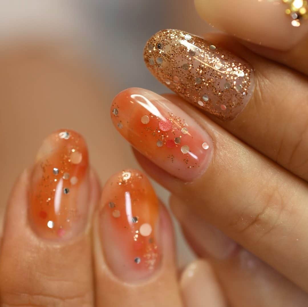 Yuka Maeda ::manicurelistのインスタグラム：「スカっと！！暑さ吹っ飛ぶ夏のオレンジ🍊  Salon data▼ ＝＝＝＝＝＝＝＝＝＝＝＝＝＝＝＝＝＝＝＝ . CADENAS -nail eyelash salon- ●Nail artist  @yuka.maeda  @yuki_cadenas ●eyelash　@cadenaseyelash  ゲストに愛と感動を…♡ . 【 LINE ＠cadenas 】 ご予約/お問い合わせはLINEよりお気軽に🤲 ▶︎▶︎#cadenasnail デザインアップしてます♡  price…★⭐︎Instagram特別キャンペーン中⭐︎★ . 「インスタ見たよ👀」と LINEからご予約で特別プライス7500円！！ . ※ご新規様限定 ※キャラクターや特殊なエレメント等のみ 別途料金いただく場合ございます🙇🏻‍♀️ . . price…初回8000円（オフ込み） access…大阪市北区堂山町16-1  中崎町駅  徒歩2分/梅田駅  徒歩6分 . tel… 06-4792-8617 ＝＝＝＝＝＝＝＝＝＝＝＝＝＝＝＝＝＝＝＝ . . . .  #中崎町ネイルサロン #梅田ネイルサロン #大阪ネイルサロン #関西ネイルサロン #インスタネイル #instanails #instanail #トレンドネイル #ネイルサンプル #クリアネイルデザイン  #ネイルブック #オレンジネイル #ネイルチェンジ #今月のネイル #にゅーねいる #夏ネイル #ミラーネイル  #ネイル大好き #シンプルネイル #ネイル部 #女子力向上委員会 #女子力 #女子力ネイル #アートネイル #ラメネイル #ニューネイル  #ナノソル #ナノソルcc  #ナノソル販売店大阪」