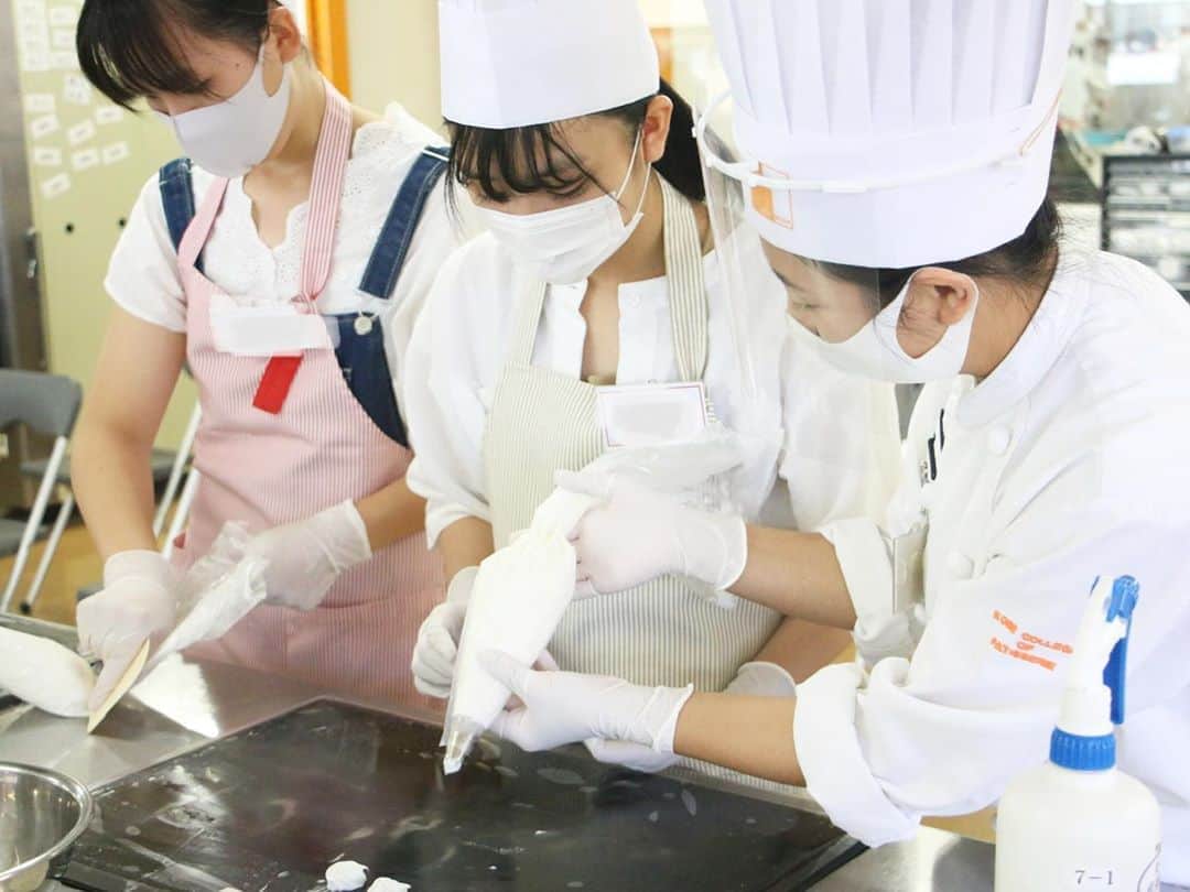 神戸製菓専門学校（公式）さんのインスタグラム写真 - (神戸製菓専門学校（公式）Instagram)「🌈8/10オープンキャンパス🌈 パティシエの基礎技術「絞り」を繰り返し練習した後、絞りクッキーを作っていただきました❗️😊  #ロザス絞り 🌹 #シェル絞り 🐚 の2種類を反復練習✨💪  先生や学生スタッフの先輩と一緒に確認しながら💡😌  コツを掴んだら今度は本番❗️😊  みんな練習の甲斐あって綺麗な絞りクッキーが完成しました✨🙌  最後は可愛いお家の箱に入れてお持ち帰り♪そのままプレゼントしても喜ばれますね✨🎁  次のオープンキャンパスは  【高校1.2年生限定】 ◆8/22(土)12:00〜16:30 🍞パリパリで美味しい💓「ベーコンエピ」 ◆8/23(日)12:00〜16:30 🍰毎年人気殺到‼️「動物マカロン＆アイシングクッキー」  【すべての方対象】 ◆8/29(土)13:00〜16:30 🍰チーズケーキファン必見！「ベイクドチーズケーキ」  オープンキャンパスの予約は公式ホームページ(プロフィール画面のリンクから)または公式LINEで❗️👌  今日のオープンキャンパスも早めに締め切らせていただきましたが、体験できる人数には定員がありますので、予約はお早めに🙏  みなさんにお会いできるのを楽しみにしております⭐️😊  #神戸製菓　#神戸製菓専門学校　#神戸製菓専門学校oc #製菓　#専門学校　#パティシエ　#パン職人　#洋菓子　#パン　#オープンキャンパス　#製菓専門学校　#クッキー　#絞り出しクッキー #マカロン　#アイシングクッキー　#ベーコンエピ　#お菓子作り　#パン作り　#ベイクドチーズケーキ #神戸　#三宮　#三ノ宮　#カフェ　#お菓子作り好きな人と繋がりたい #パン作り好きな人と繋がりたい #pattistagram2020」8月10日 18時50分 - kobeseika_info