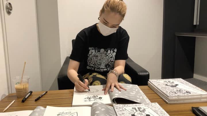 chocomooのインスタグラム：「個展図録に数冊だけ書いてきました☺️🖋  #ChocomooEX #Chocomoo #図録」