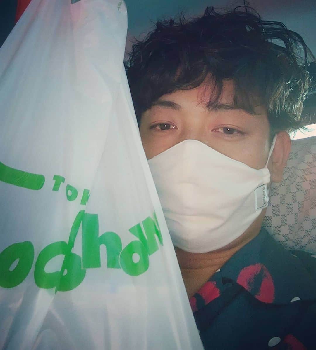 中村昌也のインスタグラム：「Foodshow！ ちょこちょこ色んな物を買う。とある店でお会計してると、となりの女性が「宛名はワタナベエンタ…」と領収書を… マネージャーさんかなと目を合わしてもスルー（笑）デカさだけじゃダメみたい。 もっと頑張ろ〜！ジロジロ見てしまいすみません！」