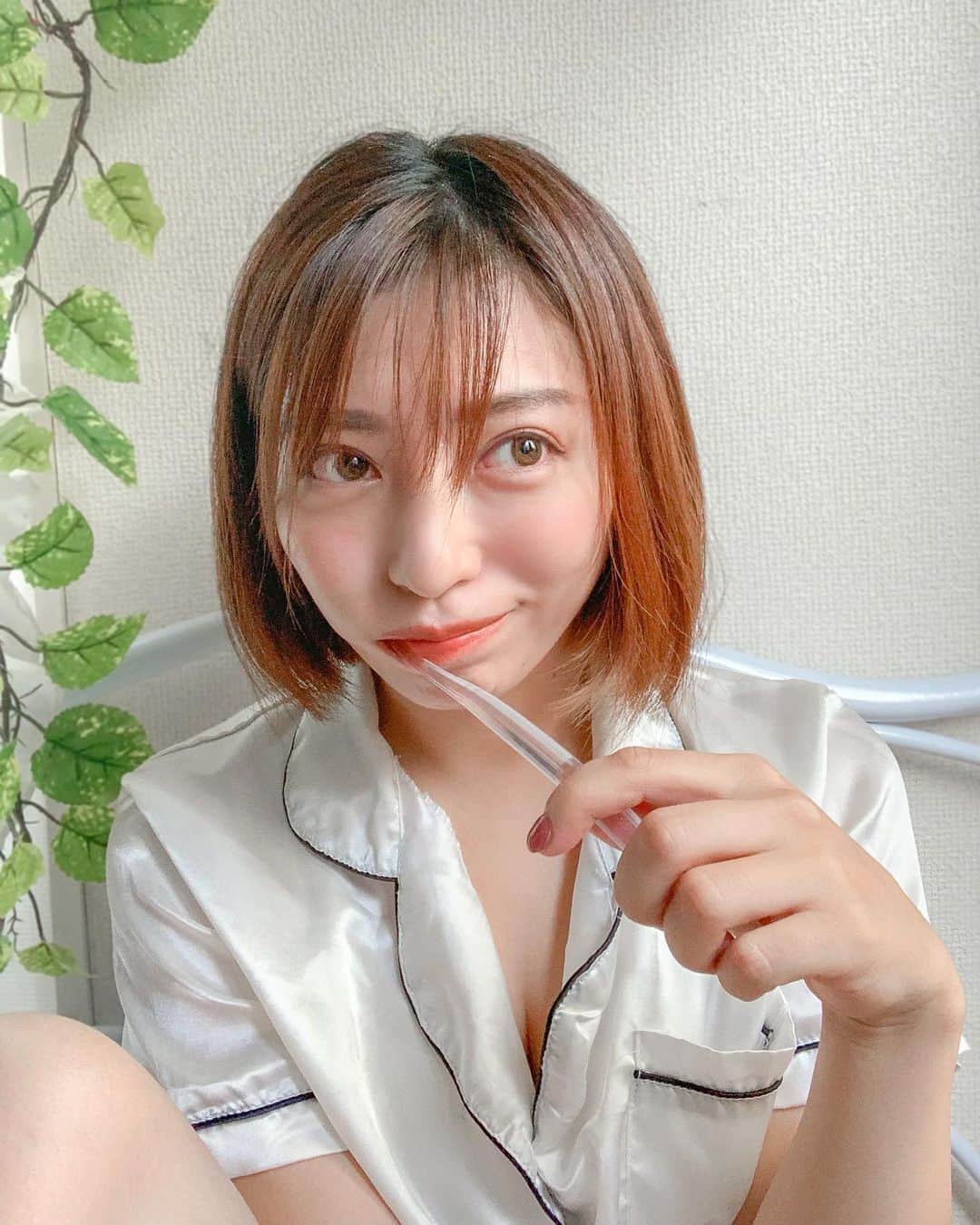 のインスタグラム：「🦷✨２枚目も見てね👉👉📸 . . . 最近歯の大切さをめちゃ実感してて 歯が整うと顔全体が整うし🦷✨ 歯が綺麗だと唇も肌も綺麗に見えるからとにかくまずは歯磨きから🙌 . . . どんな歯並びの人も綺麗に磨きやすい奇跡の歯ブラシ✨ . . . 歯医者さんも言ってたけど 大体の人が歯ブラシの力が強くて あまりにも強い人は歯の表面を削ってしまっているらしい！ . . . この歯ブラシは持ち手が 鉛筆持ちがしやすくてカーブしてて歯の裏も磨きやすいの💯 . . . 特許を取ってる、 歯ブラシのピラミッド形状！ 歯と歯の隙間にフィットする形状で優しくなぞるだけで汚れを落ちるのよ🤤 . . . 📖こんな方におすすめ✍️ 🌟しっかり磨いても歯がザラザラする人 🌟磨いても口内がネバネバ感じる人 🌟歯並びが悪い人や歯列矯正中！ 🌟お子様の歯みがきに . . . . . . . . . #奇跡の歯ブラシ #歯ブラシ #魔法の歯ブラシ #PR」