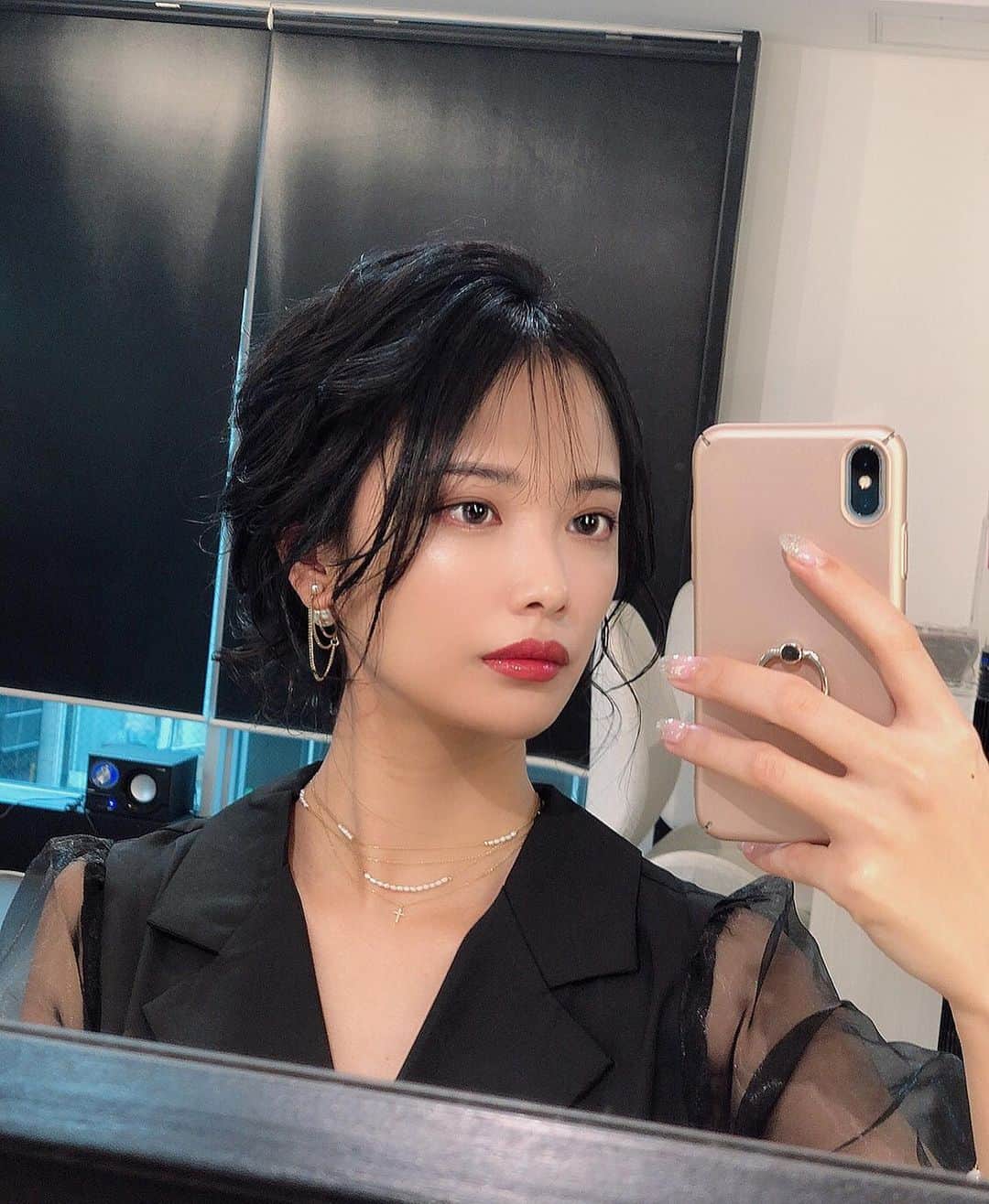 のインスタグラム：「. また一つ歳を重ねました🥳 世の中が大変な時なので、 ささやかにお祝いしてもらったよ。 嬉しすぎた幸せ感謝🥺💗 お母さんからも電話きた！ ママパパ産んでくれてありがとう😌 そして、お誕生日前に黒髪にイメチェン💇🏻‍♀️ ずっとやりたかったんだけど、 周りからめっちゃ好評で嬉しい😂 メイクも黒髪に合わせて変えた！ 韓国っぽメイクしてるんだけど 写メだとあまり分からないね。笑 どうかなー🤔？  #誕生日 #黒髪 #イメチェン #happybirthdaytome」