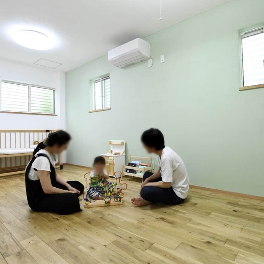 satsumahomeのインスタグラム：「子ども部屋は、壁の一面をグリーンに。 将来お子さんが増えたときは、2部屋に分ける予定なのだそう。 ・ ------------------------------------------- 🏡LINE友達追加 毎週イベント情報や豆知識を配信♪ こちら👉@sh.lineinfo ------------------------------------------- 🏠さつまホームメインページ オシャレな施工例を配信中！ こちら👉@satsumahome ------------------------------------------- 🏠さつまホーム資料請求専用ページ 資料請求ご希望の方は こちら👉@sh.request ------------------------------------------- 🏠さつまホームイベント専用ページ イベント情報・予約をご希望の方は こちら👉@sh.eventinfo ------------------------------------------- ・ #さつまホーム #無添加住宅 #漆喰 #無垢床 #箕面 #北摂 #goooodhome #くらし #instahouse #instahome #おもちゃ #色漆喰 #グリーン #シーリング #緑 #窓 #エアコン #サッシ #さわやか #ライトグリーン #明るい緑 #家族 #ファミリー #塗り壁 #シンプル #手押し車 #型板ガラス #ライト #電気 #子ども」