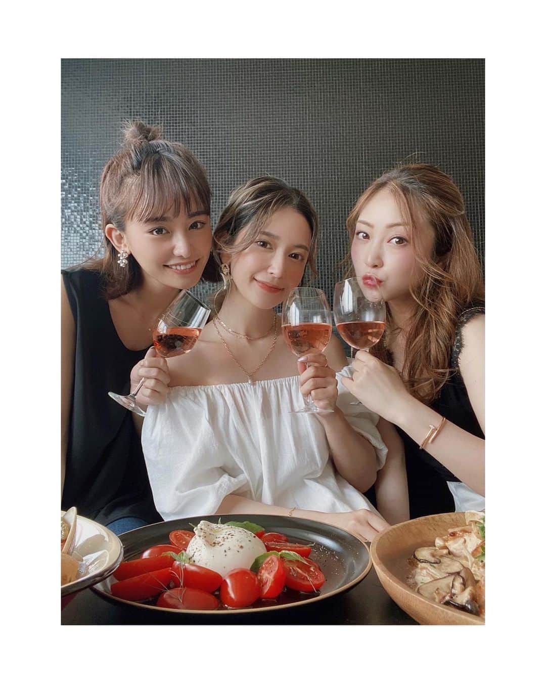 宮本沙恵さんのインスタグラム写真 - (宮本沙恵Instagram)「みかちゃんなっちゃんとホムパ♡♡ 奈都子シェフが美味しいワインと海鮮を持ってきてくれて、お家レストランしたのーっ！🍖✨ . 私が撮ったキッチンの2人がお気に入り📸 #homeparty#お家レストラン#ワイン」8月10日 18時55分 - saebi