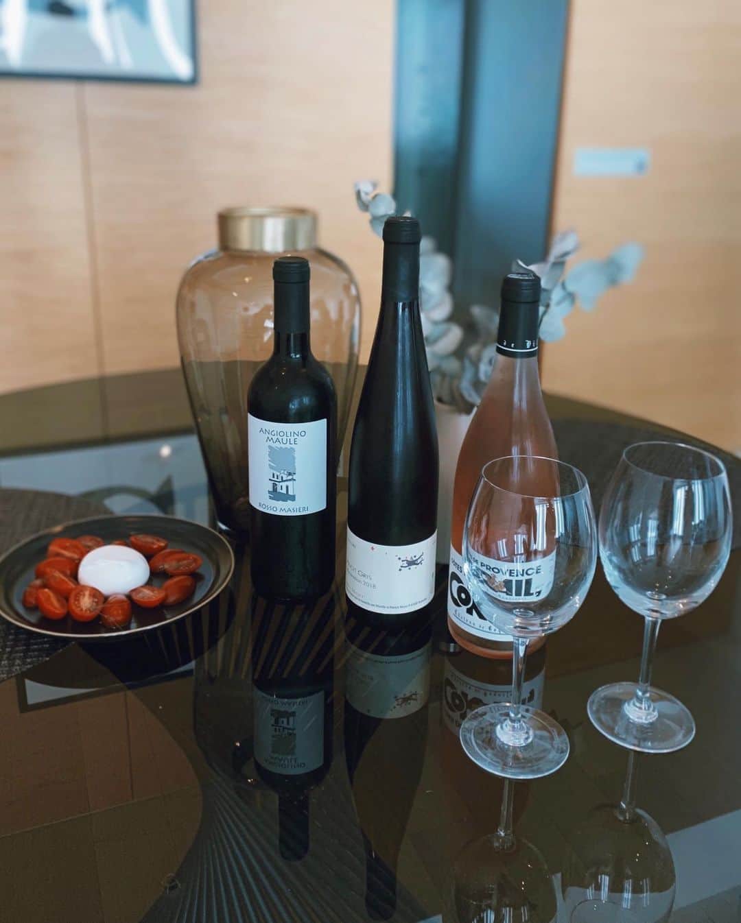 宮本沙恵さんのインスタグラム写真 - (宮本沙恵Instagram)「みかちゃんなっちゃんとホムパ♡♡ 奈都子シェフが美味しいワインと海鮮を持ってきてくれて、お家レストランしたのーっ！🍖✨ . 私が撮ったキッチンの2人がお気に入り📸 #homeparty#お家レストラン#ワイン」8月10日 18時55分 - saebi
