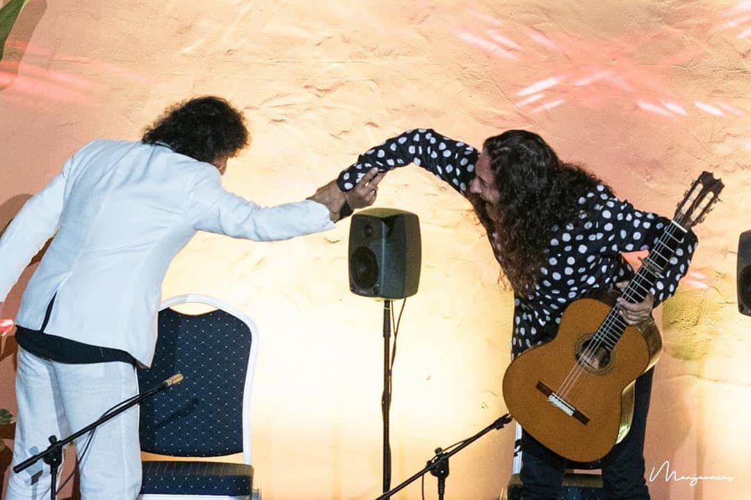 DeFlamenco.comさんのインスタグラム写真 - (DeFlamenco.comInstagram)「Saludos extraños en tiempos extraños, el breki dance! De un dúo inédito Antonio Reyes y Tomatito, anoche en las @royal__hideaway_sessions   #amigospiraña #flamenco #deflamenco #vacaciones #paraiso」8月10日 19時06分 - deflamenco
