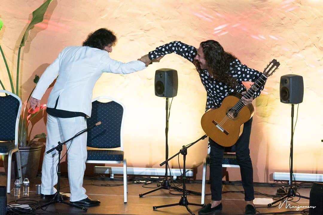 DeFlamenco.comさんのインスタグラム写真 - (DeFlamenco.comInstagram)「Saludos extraños en tiempos extraños, el breki dance! De un dúo inédito Antonio Reyes y Tomatito, anoche en las @royal__hideaway_sessions   #amigospiraña #flamenco #deflamenco #vacaciones #paraiso」8月10日 19時06分 - deflamenco