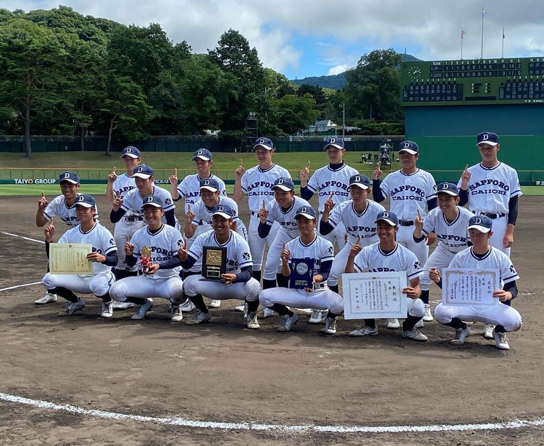 五十幡裕介さんのインスタグラム写真 - (五十幡裕介Instagram)「令和2年北海道高等学校野球大会 南北海道の頂点に立ったのは、札幌第一でした。 夏の甲子園がない異例の夏。 優勝を決めマウンドに集まる選手たちの喜び方も、 例年よりどこか控えめだったように感じました。 休校、練習自粛、大会中止の現実を受け止めてきた選手たち。 優勝を掴み獲ったここまで頑張りは、 毎年と何一つ変わらず色褪せない一生の宝物になるはずです。 試合後、私の質問に、 札幌第一打線を引っ張った4番の西正真也選手は、 堂々と胸を張って答えてくれました。 「甲子園はないですけど、この代で甲子園に行けたのは 札幌第一高校だったと言われると思う。 甲子園でも試合が観たかったと言われるチームになった」。  #バーチャル高校野球 #高校野球 #生配信 #南北海道大会 #札幌 #円山球場 #札幌新川 #駒大苫小牧 #知内 #苫小牧中央 #東海大札幌 #北照 #札幌日大 #国際情報 #札幌大谷 #函大柏稜 #函館工業 #北海 #立命館慶祥 #鵡川 #札幌第一 #北海道科学大学 #HTB #アナウンサー #五十幡裕介 #実況」8月10日 19時02分 - htb_isohatayusuke