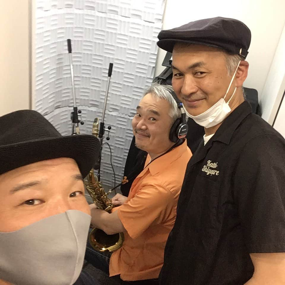 田中和さんのインスタグラム写真 - (田中和Instagram)「2週にわたり 平田くん(武内享ソロ・nenche)と楽しいREC作業、 ありがとうございました！ 先週は勝手ブラスtrio、今週はLittle Donuts、いずれも同じ場所だけど違う案件。詳細は追ってお知らせ致します。 音の確認作業に、すーぱーそに子ギターが登場♪  #勝手にしやがれ  #リトルドーナツ  #すーぱーそに子」8月10日 19時14分 - kazz620