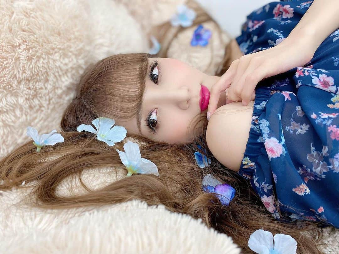 友田彩也香のインスタグラム：「💙💙💙﻿ ﻿ 毎日暑くて溶けそうだね🤦‍♀️💭﻿ ﻿ ﻿ #インスタグラビア #instagravure﻿ #Japanese #japanesegirl ﻿ #sexy #Photo #gravure #shooting﻿ #follow #followme﻿ #summer #flower #flowers」
