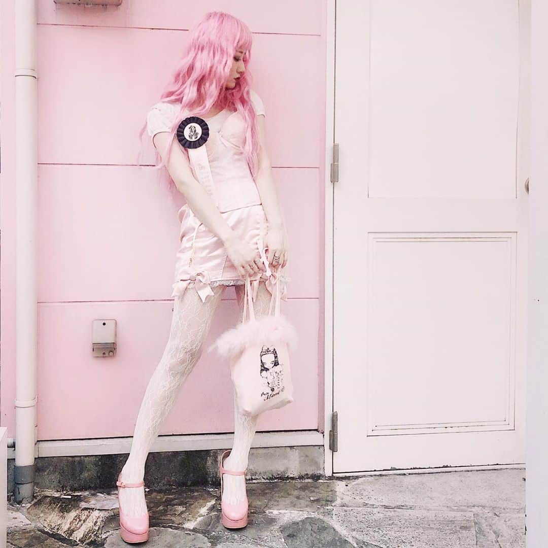 胡桃兎愛のインスタグラム：「🎀 katie×pinkpixieprincess 🎀 tops ❤︎ @ppp_pinkpixieprincess  skirt ❤︎ @ppp_pinkpixieprincess  shoes ❤︎ @katie_tokyo  bag ❤︎ @katie_tokyo」