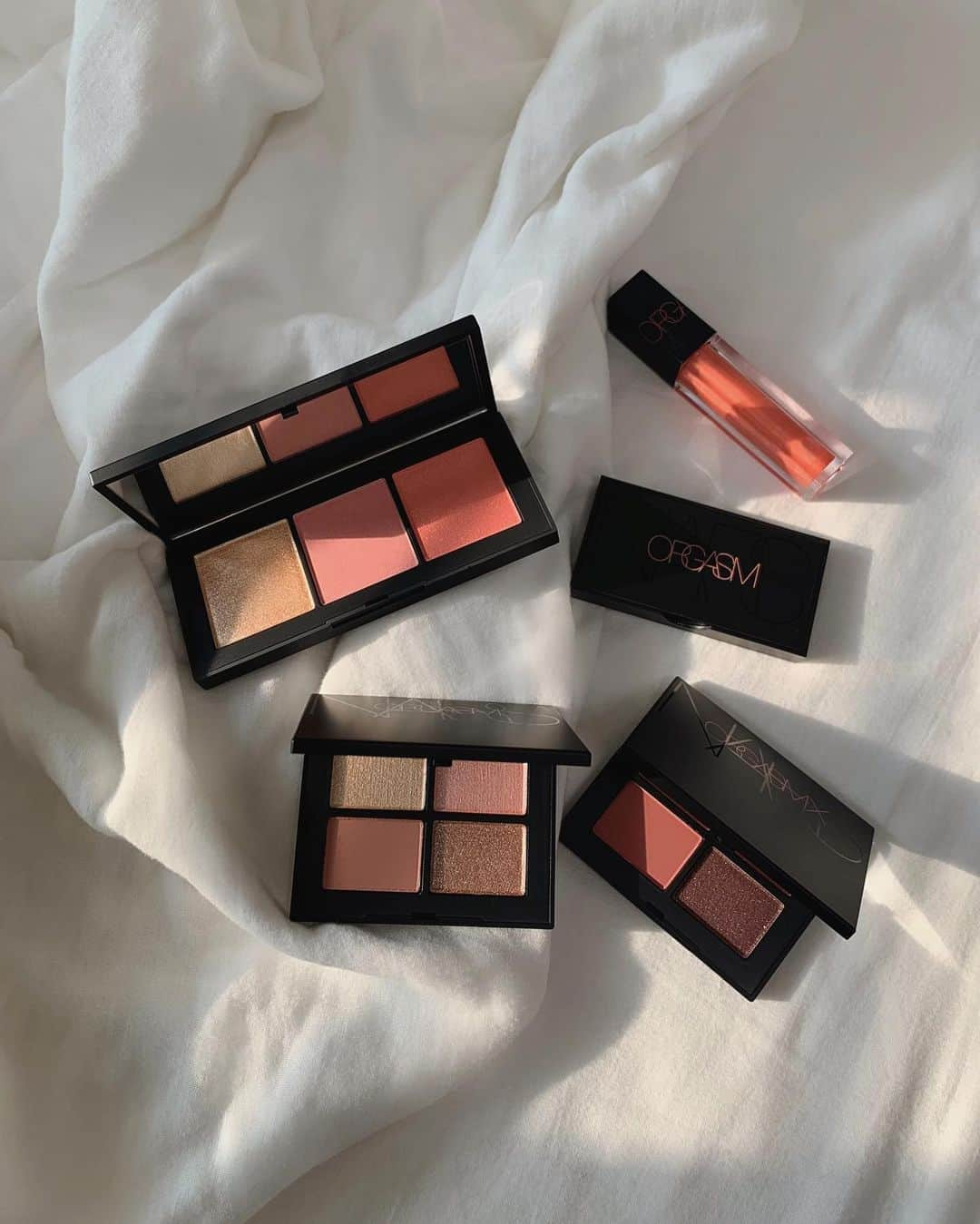 ___mikik___さんのインスタグラム写真 - (___mikik___Instagram)「@narsissist ORGASM X COLLECTION 8.28数量限定発売 ⠀ ピンクの色味が可愛すぎるコレクション🤍 特にチークの火照るような血色感がたまらない🍑 可愛さもあり色気もあるような、そんなお顔の印象になれちゃう。 ⠀ ラメ感も綺麗で発色も抜群◎ アイシャドウは毎日色々試してますが、どれも気分が上がる目元に。 ⠀ 大人可愛いコスメです🤍 ⠀ #NARS#xappeal#オーガズムエックスコレクション」8月10日 19時10分 - ___mikik___