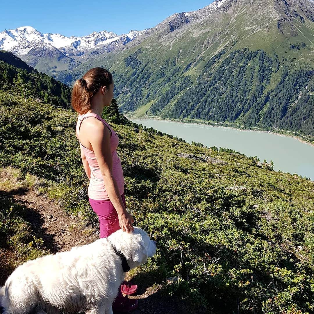 マグダレナ・ロックのインスタグラム：「🙌❤🐶🌲⛰🙏」