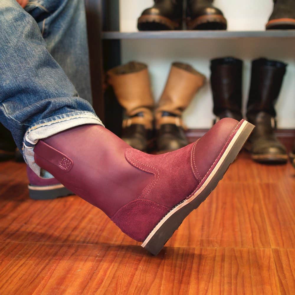 のインスタグラム：「My WESCO! “Morrison” 現在、追加オーダー受付中のパープルレザーを使った"Morrison"。 ラフアウト(裏革)を組み合わせたツートーン、さらにレザートゥキャップ も個性的です！ "Morrison"のシャフトは両サイドにプルストラップが付き、使い勝手が良いのもオーナーさんがリピートするほどお気に入りの部分。 ブラックのラプターソールも相性抜群、パープル×ブラックはやはり鉄板カラーですね！！ https://wescojapan.blogspot.com/2020/08/my-wesco-morrison.html . ＊尚、WESCO恵比寿店は明日8/11(火)と明後日8/12(水)がお休みとなります。 お間違いのないよう、よろしくお願いします。 . #wesco #boss #madeinusa🇺🇸 #oregon #scappoose #wescojapan #wescoebisu #wescosetagaya #wescokanazawa」