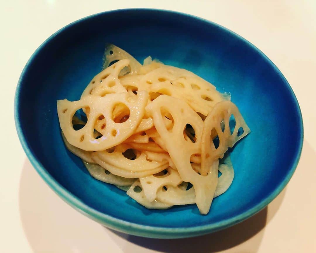 南早苗のインスタグラム：「8月3日から出荷が始まった 「加賀れんこん」を早速食べました〜！ レンコン＝寒い時期をイメージしていましたが、 長期間に渡って食べられるのは嬉しい✨ 出荷は来年5月頃までだって！  この時期のレンコンは、シャッキシャキの食感が たまりません💕  この日は、酢レンコンにレンコンチップスに、 レンコンと豚肉と椎茸の炒め物というラインナップ。 我ながら美味しくできて、ご飯お代わりしたよー🍚  その時期その時期で、バリエーション豊富に 味わえそうです😆  猛暑のなか作業をされる生産者の皆様に感謝✨ @ja_kagarenkon  @ja.kanazawa.fureai   #加賀野菜　#加賀レンコン　#れんこんづくし  #シャキシャキ　#美味しい時間　#ja金沢市 #ja金沢市加賀れんこん部会  #ja全農いしかわ  #しっかり食べてパワーをつけよう　#食いしん坊万歳」