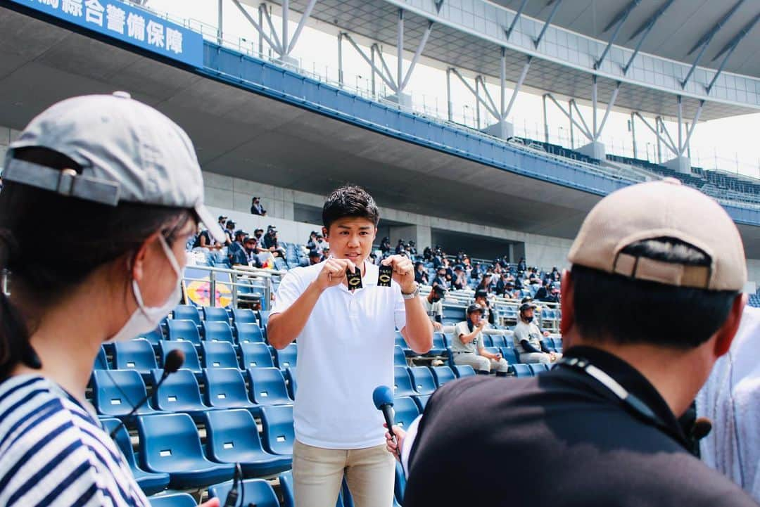 大角怜司のインスタグラム：「. 新潟県高校野球独自大会の決勝戦が8月6日に行われ、中越高校の優勝で幕を閉じました。  自分の高校時代にもし甲子園がなくなっていたら、、、 甲子園で活躍することを目指して新潟から埼玉へ、2年3ヶ月ほぼ毎日、必死に死に物狂いで練習に打ち込んで、よし行くぞっ！、そんな時に甲子園がなくなっていたら、、、悔しくて悲しくてどうしようもない気持ちで立ち直れていたか正直自信はありません。  そんな状況でも、支えてくれた方々に感謝し、前を向き、仲間を信じて、最後まで全力プレーを貫く選手の皆さんの姿を見て、熱いものが込み上げてきました。勇気をもらいました。泣きました。  感動をありがとうございました⚾️  つい暑苦しくなってしまいました🙇‍♂️  ちなみに僕は、準決勝の勝利監督インタビューと決勝のスタンドリポートを担当しました！ 来年はもっと成長した姿を見せられるよう頑張ります🔥  #高校野球 #高校球児 #青春 #新潟 #独自大会 #特別な夏 #忘れられない夏 #忘れてはいけない夏 #熱闘LIVE2020 #goodgame  #ありがとうございました #ux#新潟テレビ21 #⚾︎#アナウンサー」