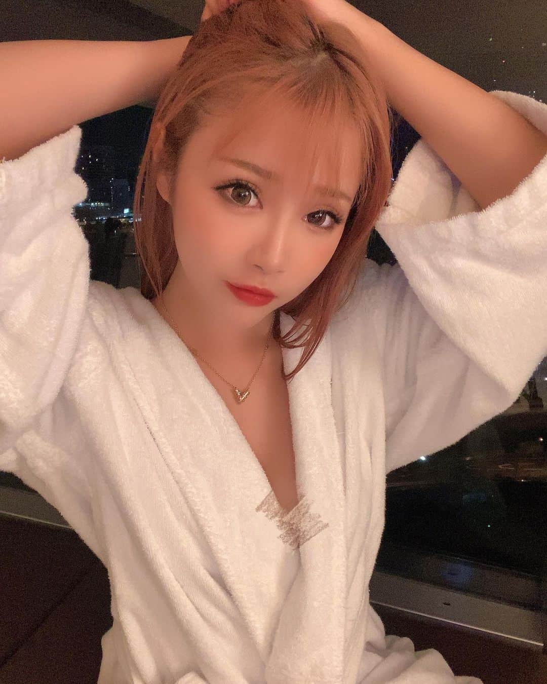 秋元帆華(ほのちゃむ)のインスタグラム：「9連休😻 . .  #横浜 #インターコンチネンタル横浜 #intercontinental #hotel #お盆休み #バスローブ #pink #white #プリティーウーマン #キャバ嬢 #キャバクラ #ホステス #名古屋 #錦3 #ダンサー #ショータイム #歌舞伎 #六本木 #ミナミ #北新地 #銀座 #中洲 #すすきの #instalike #instagram #instagood #instagramjapan #instagramaviation」