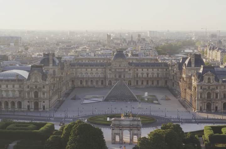 のインスタグラム：「.  🇫🇷 Le musée du Louvre célèbre  aujourd’hui ses 227 ans ! 🎂 - ✍️ En 1765, les mots de l’Encyclopédie de Diderot marquent la nécessité d’instituer un grand musée pour la Patrie : « Dans la partie située au midi, on pourroit placer tous les tableaux du roi, qui sont présentement entassés et confondus ensemble dans des garde-meubles où personne n’en jouit. » Vingt-huit ans plus tard, le 10 août 1793, le Musée du Louvre était inauguré sous le nom de « Museum central des Arts ».✨ - Pour marquer cette journée spéciale, partagez avec nous ici votre plus beau souvenir du musée ! 💬  - - - -  🌍 The Louvre is celebrating its birthday! 🎂  -  🎈 227 years ago, on 10th of August 1793, the musée du Louvre was inaugurated! It was then called the « Museum Central des Arts ». ✨ - To mark this special day, share with us your best memory of the museum! 💬 - 🎥 ©️ Musée du Louvre / Air Style . . #Louvre #MuséeDuLouvre」