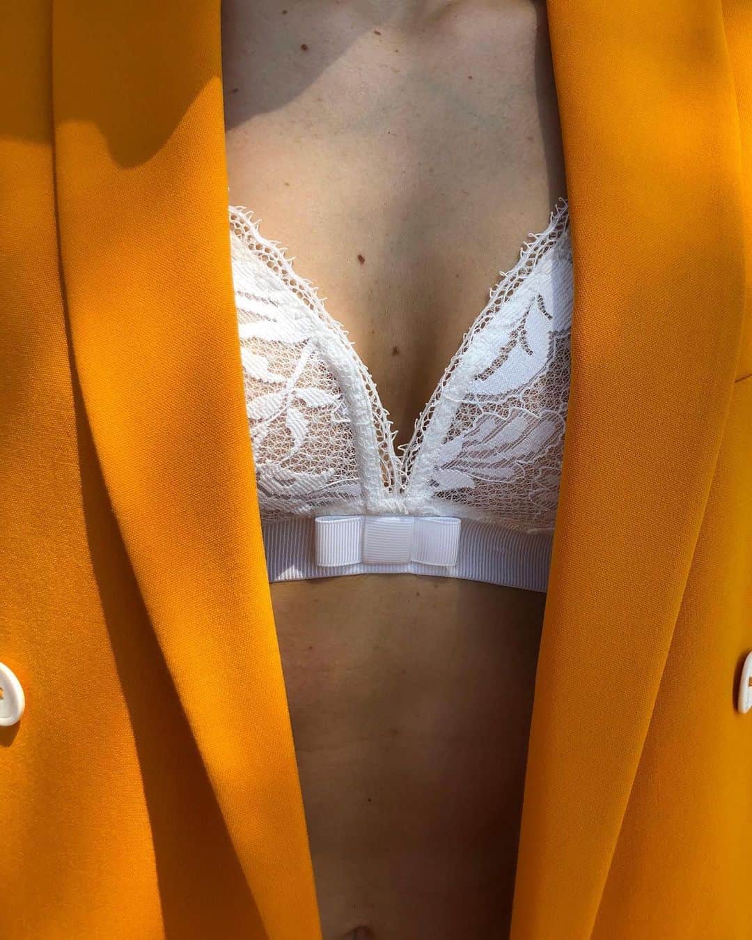 レジャビーのインスタグラム：「Accorder sa lingerie à la plus belle pièce de son dressing —— it’s a match ! #songe #maisonlejaby #lingerie #match #couleur #chaleur #douceur」