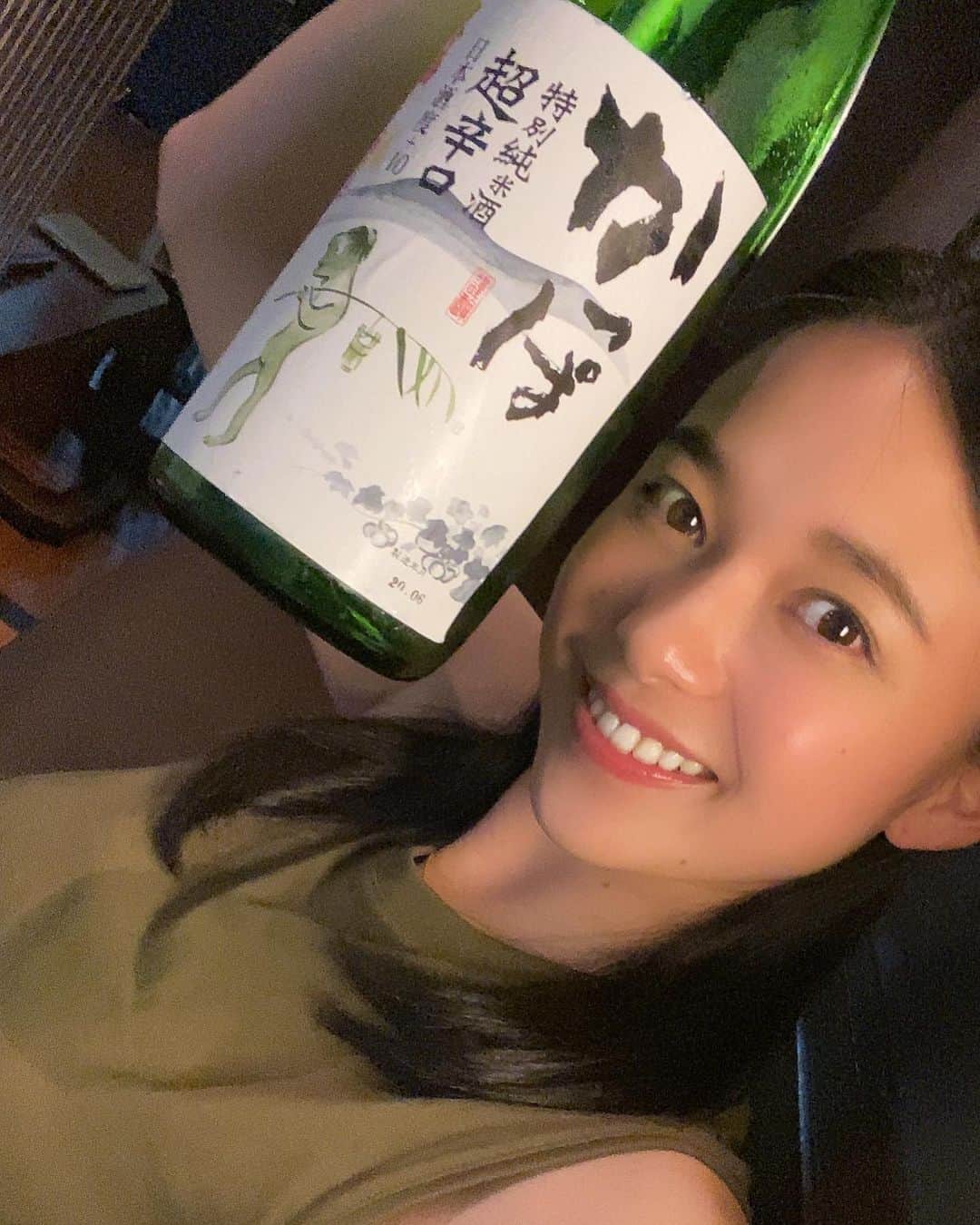 山中知恵のインスタグラム：「. . . 明日は朝早いので 早い時間から飲んでるんだ〜 . . . 写真は以前のだけどねん♪ . . .」