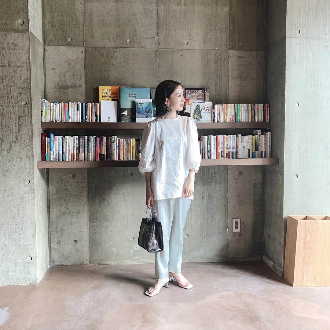 塩川裕美のインスタグラム：「. . ブラウスしわっしわ🙈 . . . .  #福岡カフェ #福岡ランチ #カフェ巡り #博多カフェ #rokubeautyandyouth #beautyandyouth #低身長コーデ #おちびコーデ #今日の服装 #おちびの輪 #ボブ #外ハネボブ #インナーカラー#休日の過ごし方 #休日 #instafashion #instagood #fukuoka #いいね」