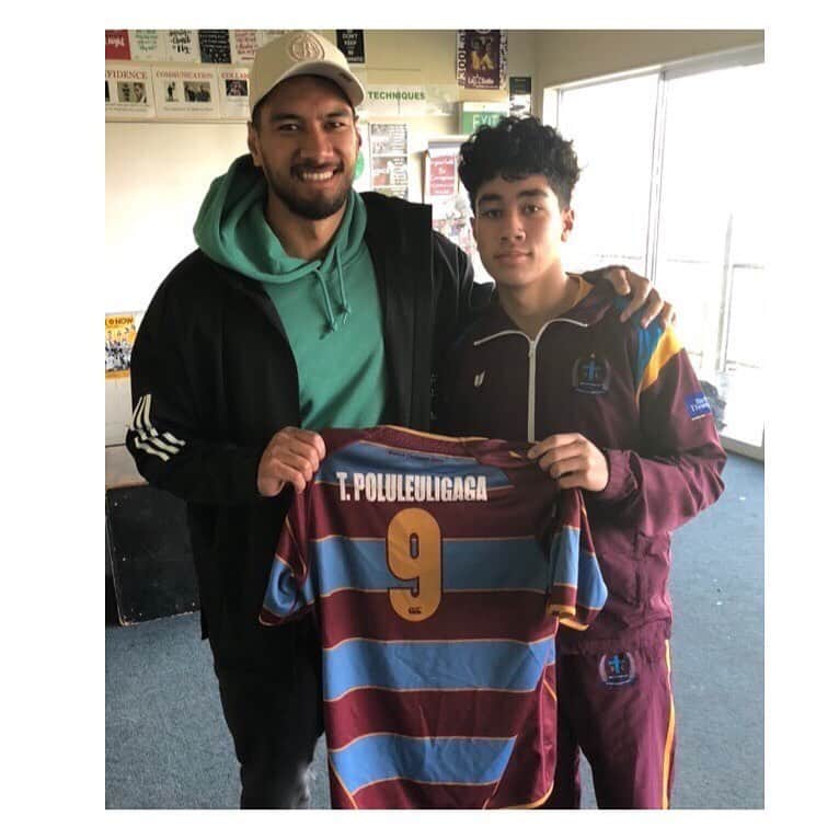 ラファエレ・ティモシーさんのインスタグラム写真 - (ラファエレ・ティモシーInstagram)「Had the honour of presenting last week’s jerseys to the 1st XV at my high school. Great to see a lot of young talent coming through 👌🏽 #whereitallstarted #delasallerugby #1stxv」8月10日 19時28分 - timlafaele