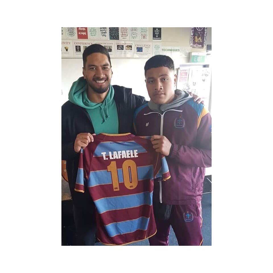 ラファエレ・ティモシーさんのインスタグラム写真 - (ラファエレ・ティモシーInstagram)「Had the honour of presenting last week’s jerseys to the 1st XV at my high school. Great to see a lot of young talent coming through 👌🏽 #whereitallstarted #delasallerugby #1stxv」8月10日 19時28分 - timlafaele