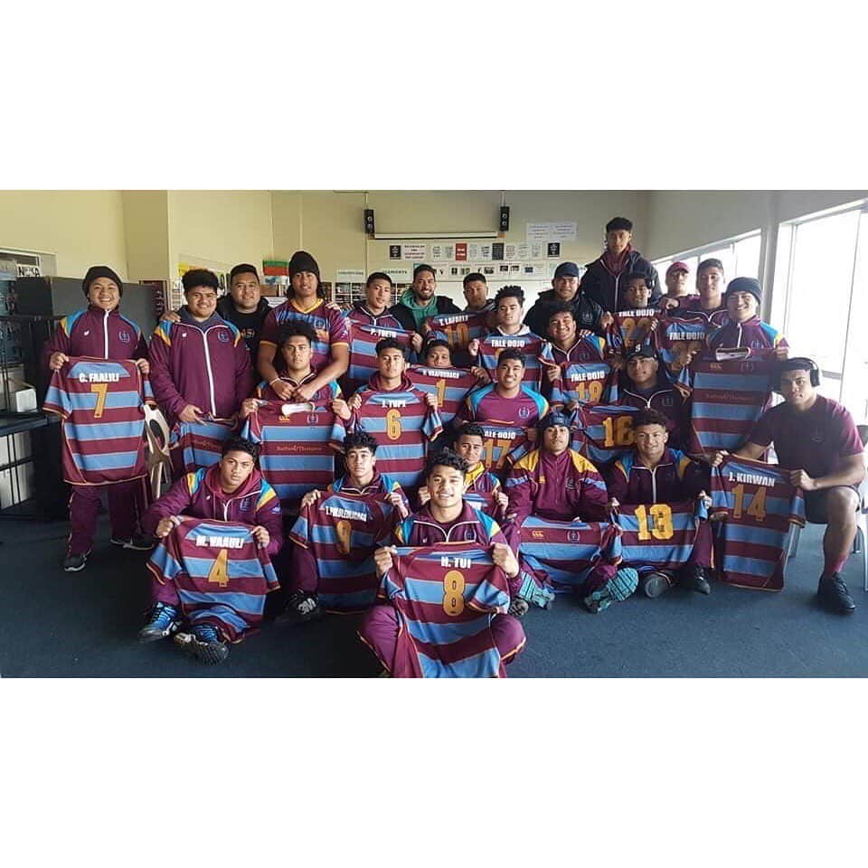 ラファエレ・ティモシーのインスタグラム：「Had the honour of presenting last week’s jerseys to the 1st XV at my high school. Great to see a lot of young talent coming through 👌🏽 #whereitallstarted #delasallerugby #1stxv」