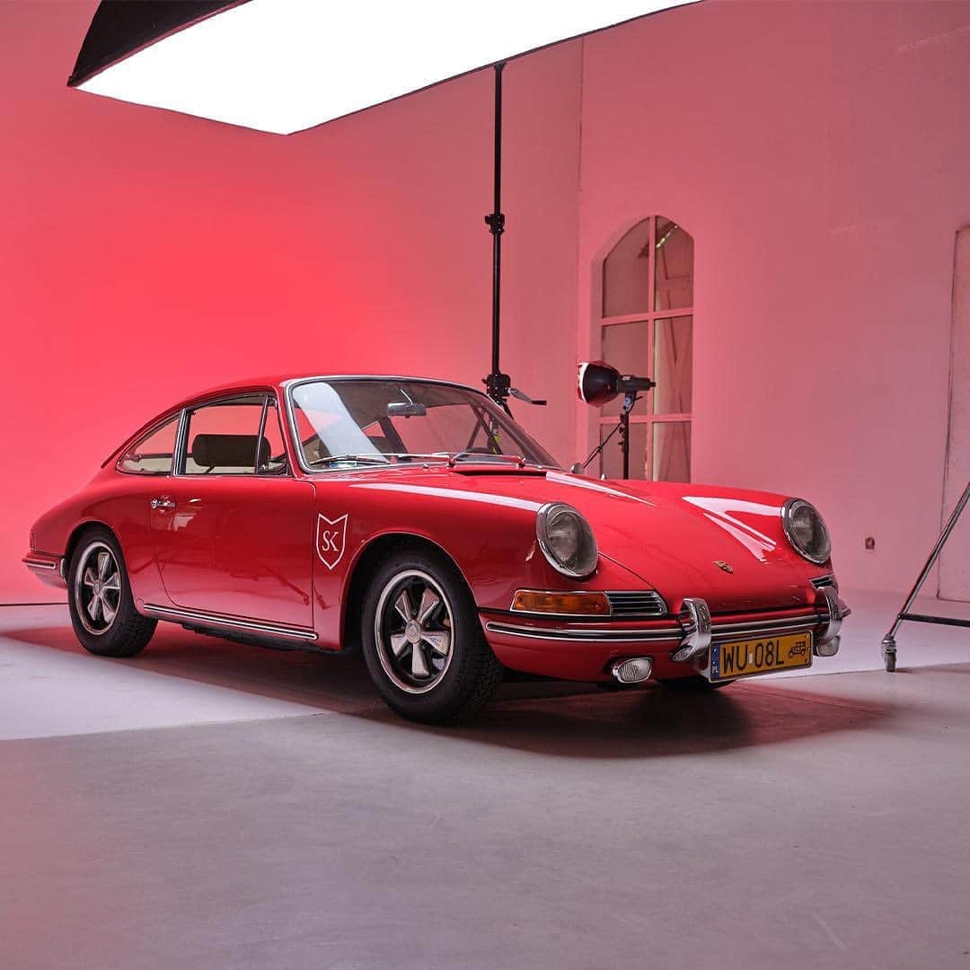 Porscheさんのインスタグラム写真 - (PorscheInstagram)「Seeing red? Photographer Tomek Mąkolski shot the 912 in Warsaw, Poland, using its bold hue to emphasise an iconic shape. Swipe for a glimpse behind the scenes. (📸 @makolski) #PorscheMoment」8月10日 19時28分 - porsche