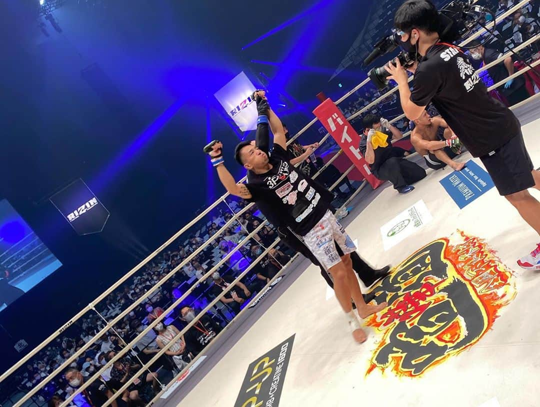 関谷勇次郎さんのインスタグラム写真 - (関谷勇次郎Instagram)「. RIZIN22 in横浜ピアアリーナ 加藤ケンジvs山本アーセン 1R KO勝利👍  沢山の応援、スポンサード、協力と有難うございました🤝 選手共々、今後とも更に上を目指して頑張ります押忍。  #RIZIN #加藤ケンジ #STRIKEsGYM #KOshootGYM #3POUND #修斗」8月10日 19時29分 - sekiya.y.3pound