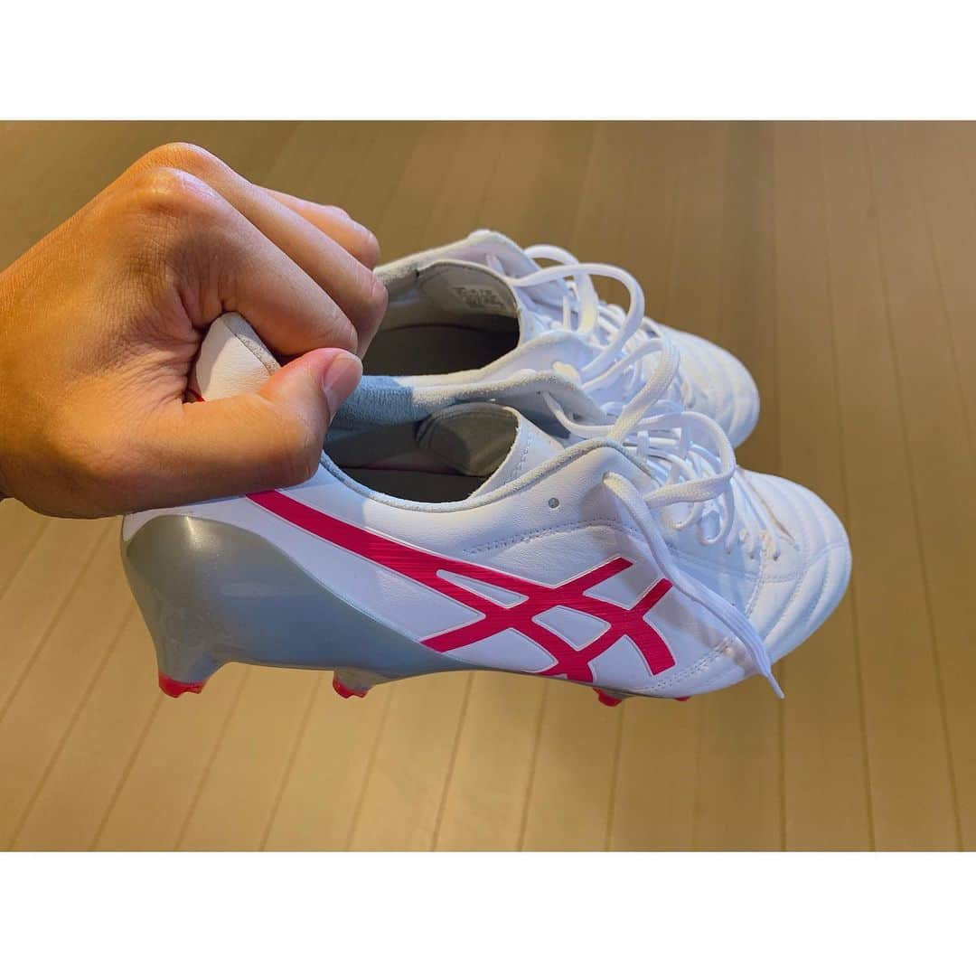 藤嶋栄介さんのインスタグラム写真 - (藤嶋栄介Instagram)「asicsさんいつも本当にありがとうございます！！ New colourスパイク！ フィット感、蹴りやすさ、文句なし！ みなさんも是非！！  #ASICSFOOTBALL #IMoveMe #TeamDSLIGHT #本物志向  #DSLIGHT  #DSLIGHTXFLY4」8月10日 19時29分 - e.fujishima_official