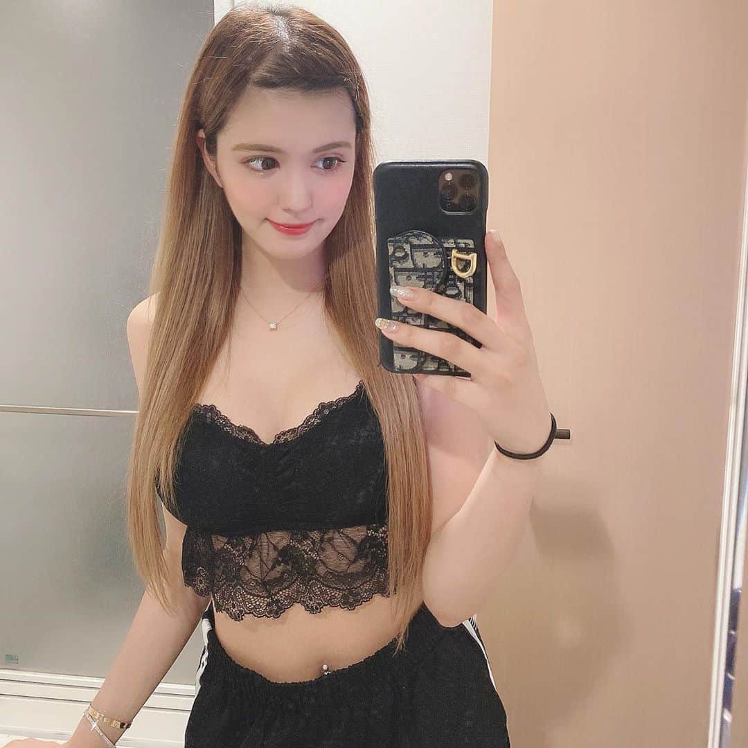 のインスタグラム：「梅雨明けしていよいよ冷房つけてても暑いぞー🥵 お家にいる時はできるだけ薄着したいからこんな格好😂💕 軽く運動したりストレッチしたり家でできることもやってるよ😊 tu-hacciのナイトブラ楽ちんだからずっとつけてられる✌🏻 他にもいろいろな商品があるから見てみてね😊 8/7(fri) 12:00 ~ 8/17(mon)13:00 店内全品30%OFFだよ✨ @tu_hacci #ナイトブラ #女子力アップ #ナイトブラ比較 #バストアップ #美意識向上委員会 #自分磨き #バスト #おしゃれ女子 #アンダーウェア #インナー #美シルエット #ナイトウェア #育乳 #おうち時間 #tu_hacci #pr」