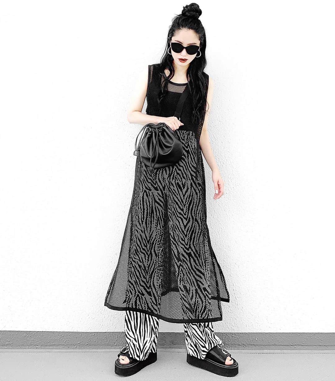 lve_xxxxのインスタグラム：「.﻿ .﻿ 𝕞𝕖𝕤𝕙 × 𝕫𝕖𝕓𝕣𝕒﻿ ﻿ ᴀᴍɪᴀᴍɪ … 涼しい気がするから﻿ 皆んなｱﾐｱﾐしよ？﻿ ﻿ 誰かさんに、地引き網🐟みたいって﻿ 言われたけどな😂爆﻿ ﻿ ﻿ 取り敢えず厚底にプリーツパンツは﻿ 足長詐欺効果半端ないから﻿ 辞められない🤫 #実物とは異なります﻿ ﻿ ﻿ ｺｰﾃﾞｱｲﾃﾑ詳細は﻿ WEARをご覧くださいませ。﻿ ﻿ WEAR ： lvexxxx ﻿ 💻 https://wear.jp/sp/lvexxxx/﻿ ﻿ －－－－－－－－－－－－－－－－－－﻿ ﻿ 📢ｺﾒﾝﾄ頂ける際は、﻿ 最新投稿にお願い致します。﻿ ﻿ 過去投稿に頂いた際、気がつかない事もあり﻿ お返事致しかねる場合が御座います🙇‍♀ ️﻿ ﻿」