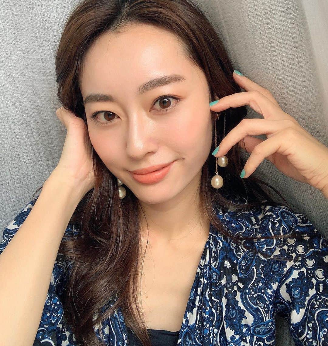 小祝麻里亜のインスタグラム：「久しぶりにメイク投稿。ちょっと長くなります🙇‍♀️最近は暑いから、濃い色ではなく(キツく見えるし、ぬけ感が生まれにくいから) 自然に血色良い〜みたいなリップだったりチークを選んでます😊☀️  ベースメイクは最近変えたV3ファンデーションのおかげで、ツヤ肌&リフトアップした気がして、とってもお気に入り❣️3月上旬にサロンで試して以来、気になっていて購入しました。  韓国の世界初天然針水光注射ファンデーションで、中に海綿から抽出される0.02mmの針が3000本入っています。だから、ファンデーション塗りながらもリフトアップを叶えてくれるんです🙆‍♀️🙆‍♀️(もちろん痛くないです笑)  最近人気すぎて偽物もあるので気をつけてくださいね☘️ 私はお世話になっている正規取扱店の　@totalsalonibc で購入しましたよん！  続いてメイクアップ。チークは昔から人気の　@maccosmeticsjapan のウォームソウル。肌になじむ感じがやり過ぎなくて好きで、最近のスタメン。アイシャドウは　@osaji__ と　@lauramercier 。まぶたをほんのり色づかせ、肌を綺麗に見せてくれます。リップは　@celvoke.jp の26。  以上、最近のメイクでした❣️❣️ まだまだ暑い日は続くので、お身体ご自愛くださいね🤗  ． ． ＿＿＿＿＿＿＿＿＿＿ #v3ファンデーション #水光肌 #天然針水光注射ファンデーション #お気に入りコスメ #コスメレビュー #makeup #instabeauty #오운애티튜드 #화장품 #뷰티스타그램 #메이크업 #메이크업스타그램」