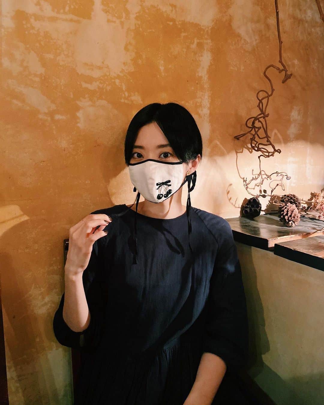 藤井祥子のインスタグラム：「@daisuketanaka18 さんのとびきり可愛い刺繍マスクにより向上したQOLならぬQOML(クオリティオブマスクライフ)🍒」