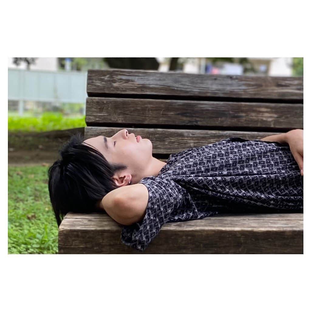 千葉彗太さんのインスタグラム写真 - (千葉彗太Instagram)「お外でごろん  #会社員のチバ #センターパート #フープピアス #柄シャツ #シャツ #寝顔 #ベンチ」8月10日 19時35分 - ryuhei_kuramoto