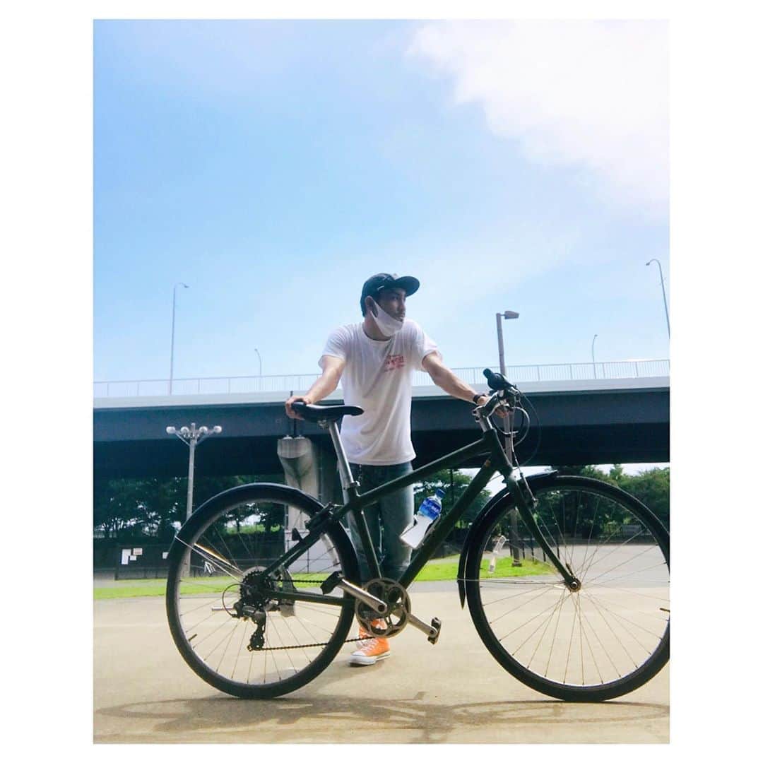 高木勝也さんのインスタグラム写真 - (高木勝也Instagram)「チャリダー﻿。 ﻿ サイクリングに行った時の一枚(^^)﻿ ﻿ これまであんまり自転車に興味を持ってなかったんだけど、親友のクロスバイクに一度乗らせてもらってからはもう興味津々で。﻿ ﻿ びっくり。﻿ 早いし楽なのね。﻿ ﻿ それにエコロジーだしね。﻿ 都会の発展も良いけれど、僕は自然が好きな人間だから地球の自然がこの先もずっと残っていってほしいなって思っていて。 ﻿ 小さい子供達には都会を学びながらも、身近で安全な所で良いから泥んこになって自然と向き合ってほしいなーとか割とマジで思うし。親御さん達は大変ですけども(^^;)。。﻿ ﻿ とは言え僕も車の運転大好きだからするし、バイク見てるのも大好きだし、撮影の時はやっぱり乗らせて頂くしね、必要な物だから何とも言えないけど少しずつでも思いを行動に移すために出来る範囲でのチャリ移動を考え中っ🚴‍♂️﻿ ﻿ 密も回避出来るし。﻿ ﻿ 10km圏内なら真夏じゃなければ快適みたい。﻿ ﻿ ただネックは日焼けね。﻿ ﻿ この前なんか日焼け止め塗りすぎて顔面どころかヒゲまで真っ白でした。笑﻿ ﻿ ご当地名物﻿ 「真夏のサンタクロース🎅☀️」笑﻿ ﻿ あかーーん！！暑苦しい！！！笑﻿ ﻿ ﻿ そんな訳で、ここんとこ興味のある新しい趣味候補を小難しい言葉を並べただけの自転車乗るよーってだけの投稿でしたっ。﻿笑 ﻿ 山の中でコーヒー淹れる様に小っさいケトルも手に入れたし、年齢を重ねる毎にどんどんアウトドアのアクティビティに惹かれるぜい。﻿ ﻿ ﻿ そんなリラックスも有りでしょー♫﻿ ﻿ ﻿ ﻿ 今日も激暑でしたね。﻿ ﻿ 少し歩くだけで汗が出ーる。﻿ ﻿ 皆さんも体調は大丈夫でしょうか？﻿ 無理をせず一息つきながらやっていきましょうね。 ﻿ 街中にドリンクホルダーと扇風機が着いてるベンチを置くべきだと思うな。笑﻿ ﻿ ﻿ ではでは。﻿ ﻿ 今日も一日お疲れ様でしたっ。 #クロスバイク #趣味 #アウトドア #自然 #今日も一日お疲れ様でした #熱中症に気をつけて #真夏のサンタクロースより」8月10日 19時37分 - katsuyoung__1128