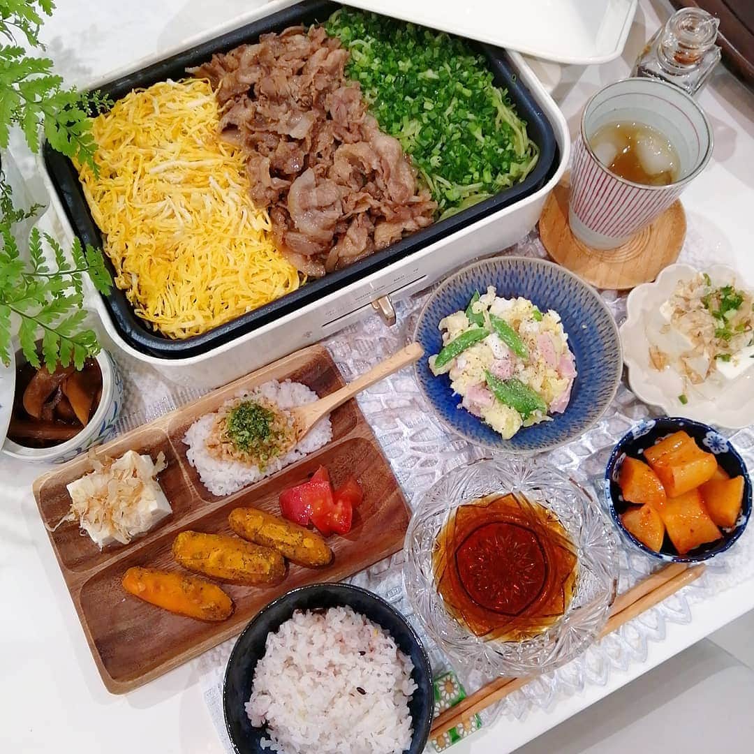 のインスタグラム：「#晩御飯#食費月13000円   瓦そば スナップえんどうとポテトのホットサラダ 冷奴 漬物&カクテキ  #離乳食#離乳食後期 かぼちゃのお焼き(黒ごま&きな粉) トマト 冷奴 納豆ご飯(お粥)  葉野菜が全然売ってなくて、献立難しい😭。  子ども達👦👦は母と恭介と海へ🌊 私は晴とお留守番☺  みんなでエプソムソルトで半身浴して、今日はぐっすり眠れそう✨  相変わらず晴は離乳食完食(残したことほぼない)🙄❤️ おやつにおにぎりやハイハインを夕方食べたけど関係ないみたい🙃🙃🙃 もりもり食べて我が家のエンゲル係数を引き上げておくれ〜💙  明日は分刻みで大忙し🏃🏃🏃💦 今週も頑張りまっしょーーー💪  #晩ごはん#晩ご飯#夕食#夕御飯#夕食#おうちごはん#節約#節約ご飯#晩御飯#デリスタグラム#デリスタグラマー#クッキングラム#ワーママ#大分#instafood#離乳食記録#11ヶ月」