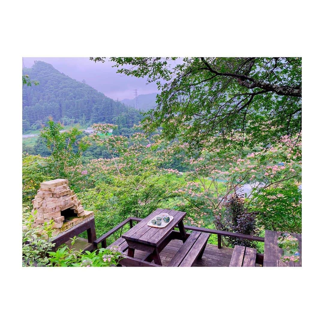 HiRAO INCのインスタグラム：「. 里帰り 合歓(ねむ)の花が見事に満開 窯は長雨で苔生して 遺跡の様な風格  群馬の山里は涼しくて 野菜が美味しい」