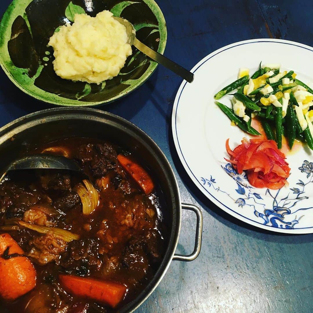 のインスタグラム：「牛肉赤ワイン煮、マッシュポテト、サラダ。」