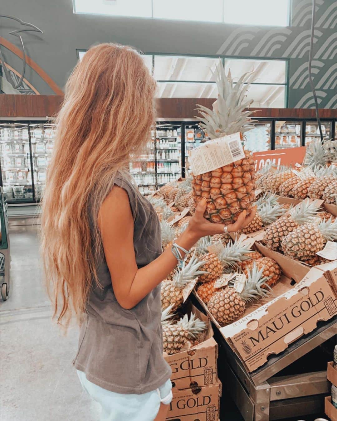 ユミ さんのインスタグラム写真 - (ユミ Instagram)「🍍🍍🌺🍍🍍🌿🌴🤎  Which one is the sweetest?😆🤭💭💭  #pineapple#island#🏄🏾‍♀️」8月10日 19時45分 - yuminchu1029