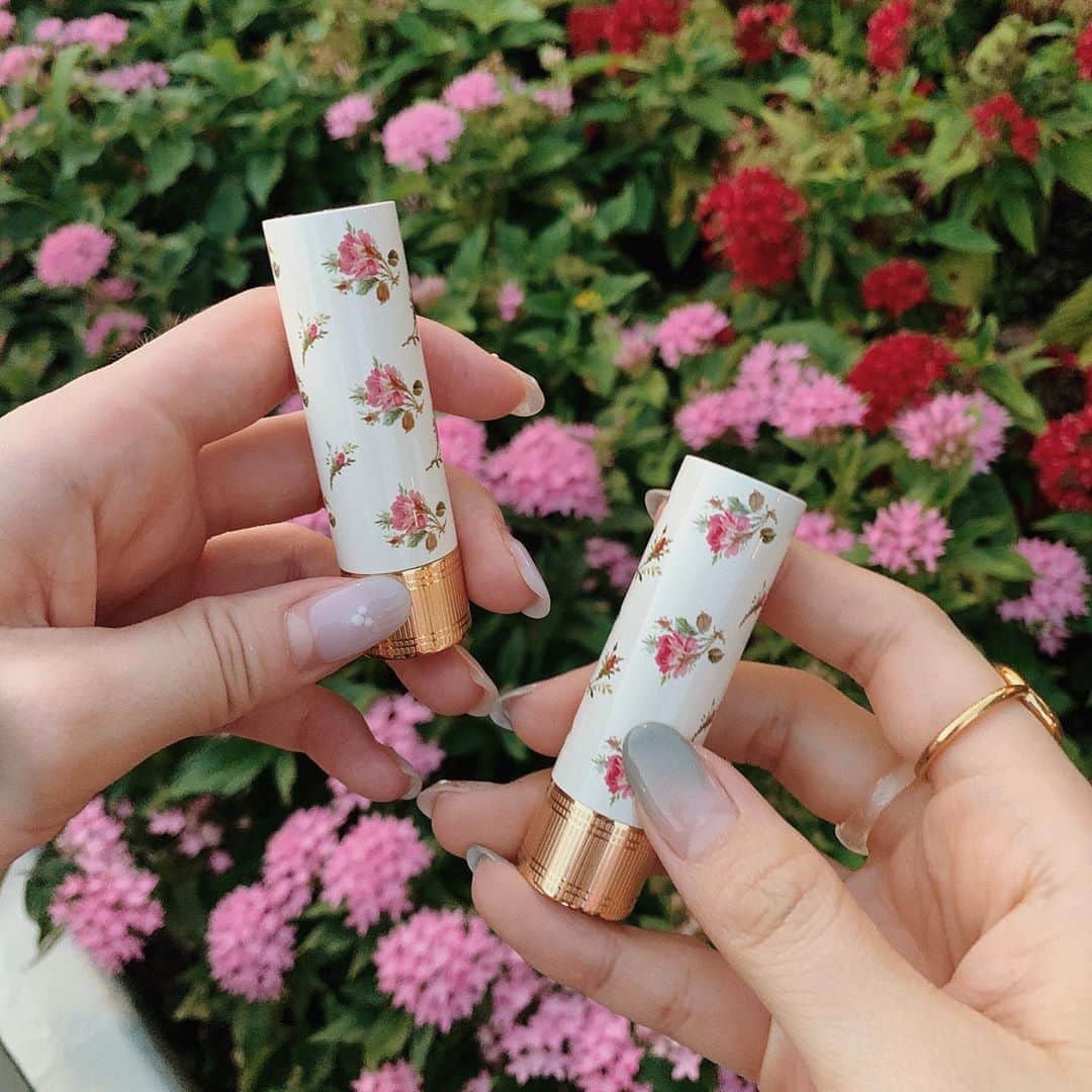 SHIHORINのインスタグラム：「𓂃 𓈒 𓂂𓏸﻿ ﻿ GUCCIのリップ💄﻿ あいにゃんからお誕生日プレゼントにもらったの💐﻿ 日本でまだ売ってないけど、﻿ GUCCIのリップ気になってたから嬉しすぎた😭💕﻿ お揃いの色💓﻿ 本当にデザインも色も可愛くて﻿ ずっと眺めてたい🥺💓﻿ 使うのもったいない😭けど大切に使う💓﻿ ありがとうあいにゃん〜〜💐💓﻿ ﻿ #lip #gucci #guccilipstick #guccibeauty #flower #グッチ #リップ #花柄 #コスメ」