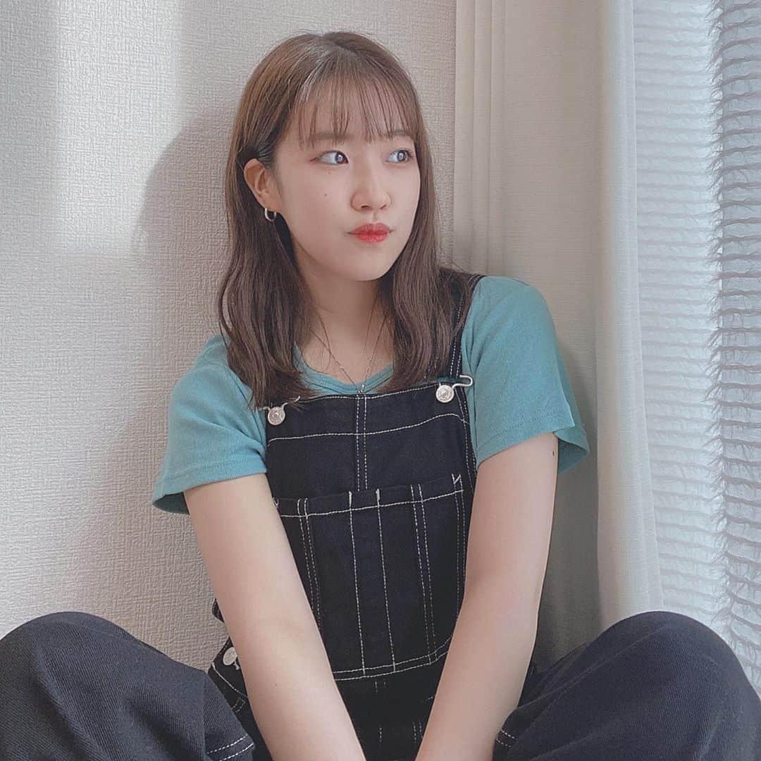 のインスタグラム：「︎︎︎︎︎☺︎﻿ 天気が晴れだと気持ちも晴れるね〜〜﻿ ﻿ 外に出る予定なくても 化粧して髪の毛セットして好きな服着ると﻿ ルンルン気分になる﻿😽 この日はオーバーオール！﻿ ﻿ #xgirl #xgirl_ootd #ootd #fashion ﻿ #ヘアアレンジ #ウェーブヘア #ミディアムヘア﻿ #オーバーオール #オーバーオールコーデ」