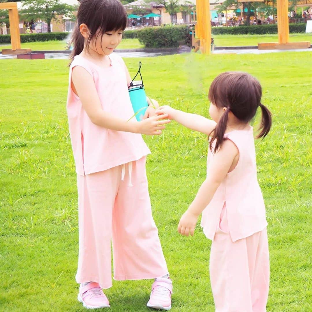 のインスタグラム：「今年の夏休みは旅行には行けないので﻿ 三密を避けて、自然の中で遊べるようなスポットに家族でお出かけしています。﻿ ﻿ 外で思いっきり身体を動かすことが好きな娘たち。﻿ ついていくのが大変（笑）﻿ ちゃんと水分補給をして、日陰を探したりしながら熱中症にも気をつけていますよ。﻿ ﻿ ちなみに、娘たちが着ているお洋服はモデル早川沙世さんが展開する子供服のオンラインショップ﻿ Ciala（@__ciala__baby）のもの。﻿ かわいくて、プチプラアイテムがいっぱいなんです。﻿ ﻿ 娘たちのリンクコーデだけでなく、ママとのリンクコーデが楽しめちゃうアイテムも。﻿ リンクコーデが多い我が家なので、いろいろ集めたくなっちゃうな。﻿  水分補給には最近お気に入りのボトル（@mizulife_jp）を。 地球に優しいボトル #mizuボトル。 プラスチック製品削減を目的に、アメリカで誕生したんだそう。 ワイドな飲み口が特徴の保温保冷ボトルシリーズ『V5』を使っているのですが ミントカラーがおしゃれでさわやかな気分に☆   ﻿ ﻿  #姉妹リンクコーデ #子供服 #シアラ 　#kidsfashion #ママ #こどものいる暮らし #リンクコーデ　#親子コーデ #早川沙世 #ミズボトル #mymizulifejp」