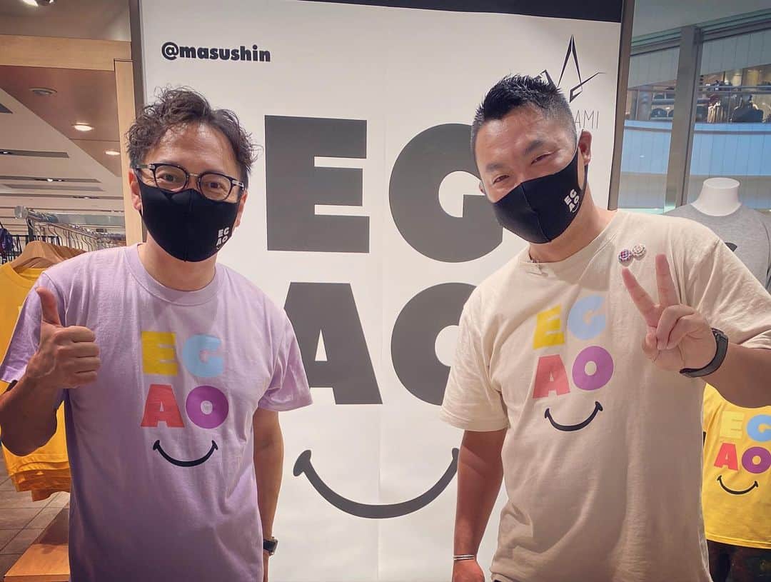 外賀幸一さんのインスタグラム写真 - (外賀幸一Instagram)「＂𝙴𝙶𝙰𝙾 𝚍𝚊𝚢𝟸＂  きのうは仕事で、 きょうはプライベートで 仙台三越に行ってきました！  売り場は大盛況で 枡田慎太郎さんは大忙し♪ 有名アスリートも 数多く駆けつけてましたね！  きょうは グレーのロンTと タンブラーと 10分アロマをゲット♬  ロンTは秋に向けての準備、 タンブラーは 家でハイボールを楽しむために、 そして10分アロマは マッチをするような仕組みで 簡単だし、かなりいい香り♡  いい買い物できました！ 笑顔で毎日過ごしましょ☆」8月10日 20時06分 - 51geka51