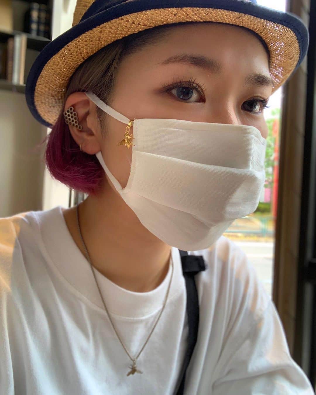 ichigoのインスタグラム：「ハチチャームできました！！ 小さなくて精巧な蜂がゆらゆら揺れるウルトラお洒落なチャームです🐝👍 （お求めの方はタグ付けしたGeminy,のアカウントから販売ページにジャンプしてね） 肌荒れを気にしてシンプルなシルクのマスクを使ってるんだけど、どうにも味気なくて…パッと見は使い捨てっぽいし…どうにか私らしくできないかなって考えてハチタイピンをつけてみたらとても可愛くて、マスクつける憂鬱がすこしだけふわっとしたので、マスクチャームとしても気軽に使える蜂チャームを作りたいなあと考えました〜☻ チャームも全て素材はsilver925です！ 使い捨てマスクの取り違え防止にもいいと思うよ〜 まだしばらくは感染予防が大切な日々が続くと思うので、少しでも楽しいマスクライフを過ごしてもらえるといいなあ☻ もちろん、手持ちのアクセサリーやキーホルダーやポーチのジッパーとかにも使いやすいよ〜」