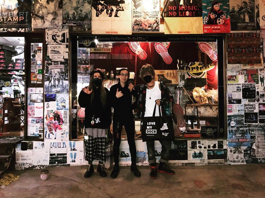 Ju-kenのインスタグラム：「本日、原宿で大好きだった店が歴史に幕を降しました  先代から、ジュニアまでずっとお世話になった名店  ありがとう  Thanxxx maxxx @dmiharajuku   #Yui and @ryusuke_kawamoto #juken #docs #drmartens」