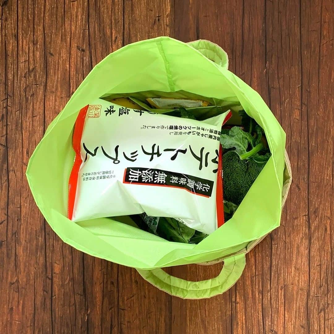 オカダヤ新宿本店コンシェルジュさんのインスタグラム写真 - (オカダヤ新宿本店コンシェルジュInstagram)「ソーイングデザイナー水野佳子さんとコラボした、保温保冷のエコバッグ。お買い物で大活躍してくれそうです！レシピ付き材料キットでご用意しました！  使用した生地「撥水オックスウレタンキルト （Q-5500」はクッション性があるので、割れやすい卵も安心です。  目隠し布もついているので、中のものを隠すこともできます。  ファスナーやボタンがない分、かさばる物、スナック菓子などで、袋がしまらない！なんてことがありません。初心者さんにも作りやすいですね。  内側にはポケットが2つあります。細かい物を入れたり、サブのバッグをたたんで入れたり。保冷剤を入れるのにつかってもいいですね。  ◆キットのご紹介◆ ソーイングデザイナー水野佳子×オカダヤ コラボ 「保温保冷キルトトートバッグ」材料セット ￥2,750(税込) ベージュかネイビー、お好きなカラーをお選びいただけます。 ＜セット内容＞ 表布：ナイロンキルティング　108cm巾×60cm 目隠し布： ●べージュ…ナイロン生地（ロイヤルストライプ）122cm幅×50cm ●ネイビー…ナイロン生地（ナイロンツイル）　122cm幅×50cm 保温保冷シート（1mm厚）　100cm巾×30cm  ▼取扱店舗 オカダヤ新宿本店服飾館6階Bフロア オカダヤオンラインショップ  #水野佳子 #みんなで作ろうマイバッグ #保温保冷キルトトートバッグ #保冷バッグ #保冷マイバッグ #ナイロンキルティング #マイバッグキット #エコバッグキット #マイバッグ #エコバッグ #ハンドメイドマイバッグ #ハンドメイドエコバッグ #手作りマイバッグ #手作りエコバッグ #マイバッグ持参 #エコバッグ持参 #ちくちく部 #ソーイング #ソーイング部 #ソーイング本 #手芸 #手芸好きさんと繋がりたい #手芸好きな人と繋がりたい #ハンドメイド #handmade #新宿 #shinjuku #オカダヤ #okadaya #オカダヤマイバッグ」8月10日 20時00分 - shinjuku_okadaya