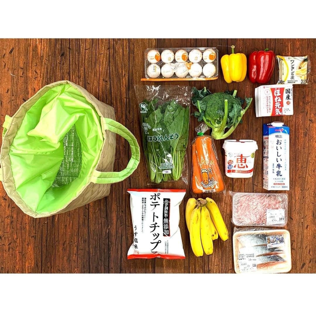 オカダヤ新宿本店コンシェルジュさんのインスタグラム写真 - (オカダヤ新宿本店コンシェルジュInstagram)「ソーイングデザイナー水野佳子さんとコラボした、保温保冷のエコバッグ。お買い物で大活躍してくれそうです！レシピ付き材料キットでご用意しました！  使用した生地「撥水オックスウレタンキルト （Q-5500」はクッション性があるので、割れやすい卵も安心です。  目隠し布もついているので、中のものを隠すこともできます。  ファスナーやボタンがない分、かさばる物、スナック菓子などで、袋がしまらない！なんてことがありません。初心者さんにも作りやすいですね。  内側にはポケットが2つあります。細かい物を入れたり、サブのバッグをたたんで入れたり。保冷剤を入れるのにつかってもいいですね。  ◆キットのご紹介◆ ソーイングデザイナー水野佳子×オカダヤ コラボ 「保温保冷キルトトートバッグ」材料セット ￥2,750(税込) ベージュかネイビー、お好きなカラーをお選びいただけます。 ＜セット内容＞ 表布：ナイロンキルティング　108cm巾×60cm 目隠し布： ●べージュ…ナイロン生地（ロイヤルストライプ）122cm幅×50cm ●ネイビー…ナイロン生地（ナイロンツイル）　122cm幅×50cm 保温保冷シート（1mm厚）　100cm巾×30cm  ▼取扱店舗 オカダヤ新宿本店服飾館6階Bフロア オカダヤオンラインショップ  #水野佳子 #みんなで作ろうマイバッグ #保温保冷キルトトートバッグ #保冷バッグ #保冷マイバッグ #ナイロンキルティング #マイバッグキット #エコバッグキット #マイバッグ #エコバッグ #ハンドメイドマイバッグ #ハンドメイドエコバッグ #手作りマイバッグ #手作りエコバッグ #マイバッグ持参 #エコバッグ持参 #ちくちく部 #ソーイング #ソーイング部 #ソーイング本 #手芸 #手芸好きさんと繋がりたい #手芸好きな人と繋がりたい #ハンドメイド #handmade #新宿 #shinjuku #オカダヤ #okadaya #オカダヤマイバッグ」8月10日 20時00分 - shinjuku_okadaya